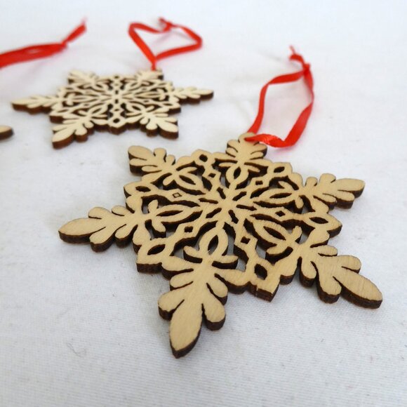 NEW LASER CUT WOOD SNOWFLAKE CHRISTMAS ORNAMENT SET OF 12 - Picture 6 of 9